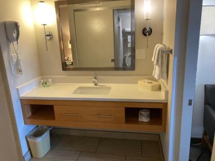 Red Roof Inn PLUS & Suites Tampa - image 7