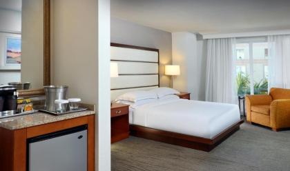 Hilton Naples - image 2