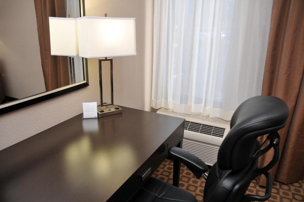 Hampton Inn Fort Myers-Airport & I-75 - image 2