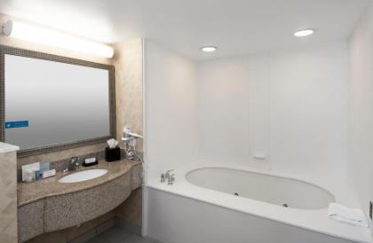 Hampton Inn & Suites Jacksonville Deerwood Park - image 2