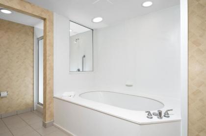 Hampton Inn & Suites Jacksonville Deerwood Park - image 4