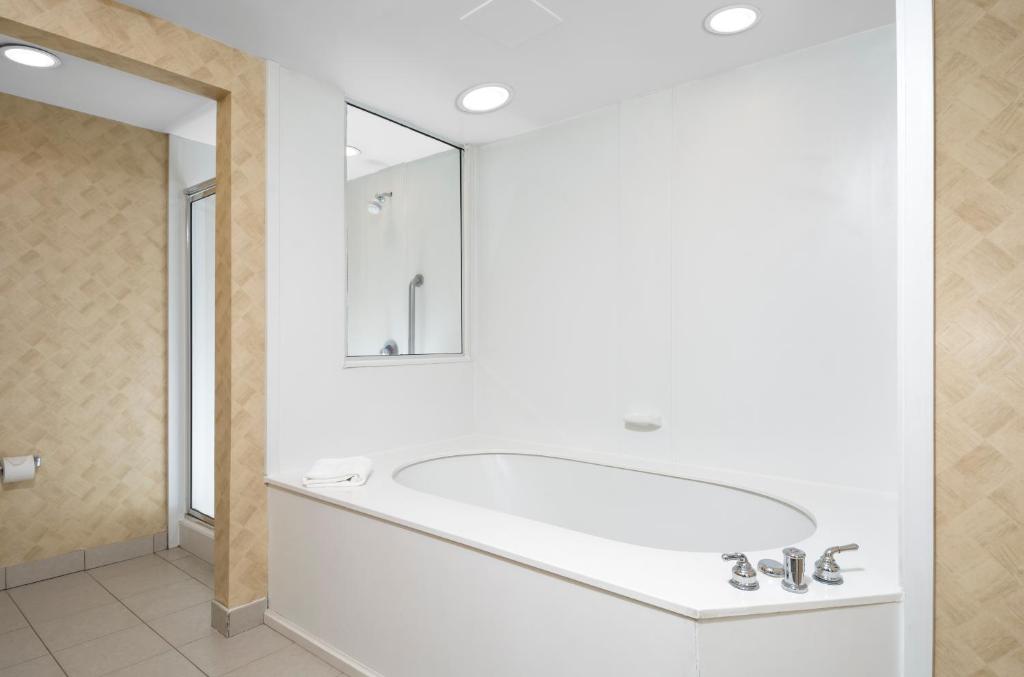Hampton Inn & Suites Jacksonville Deerwood Park - image 4