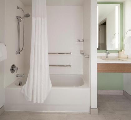 Hilton Garden Inn Jacksonville JTB/Deerwood Park - image 2