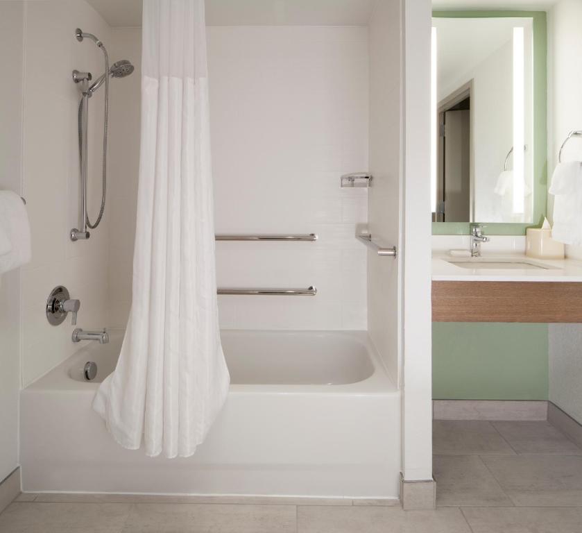 Hilton Garden Inn Jacksonville JTB/Deerwood Park - image 2