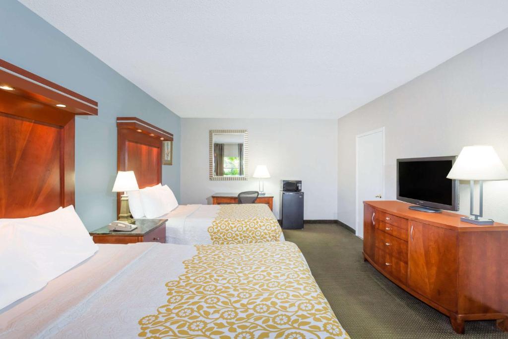 Days Inn by Wyndham Miami Airport North - image 3