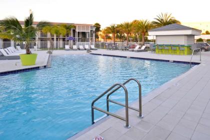 Clarion Inn & Suites Across From Universal Orlando Resort - image 2