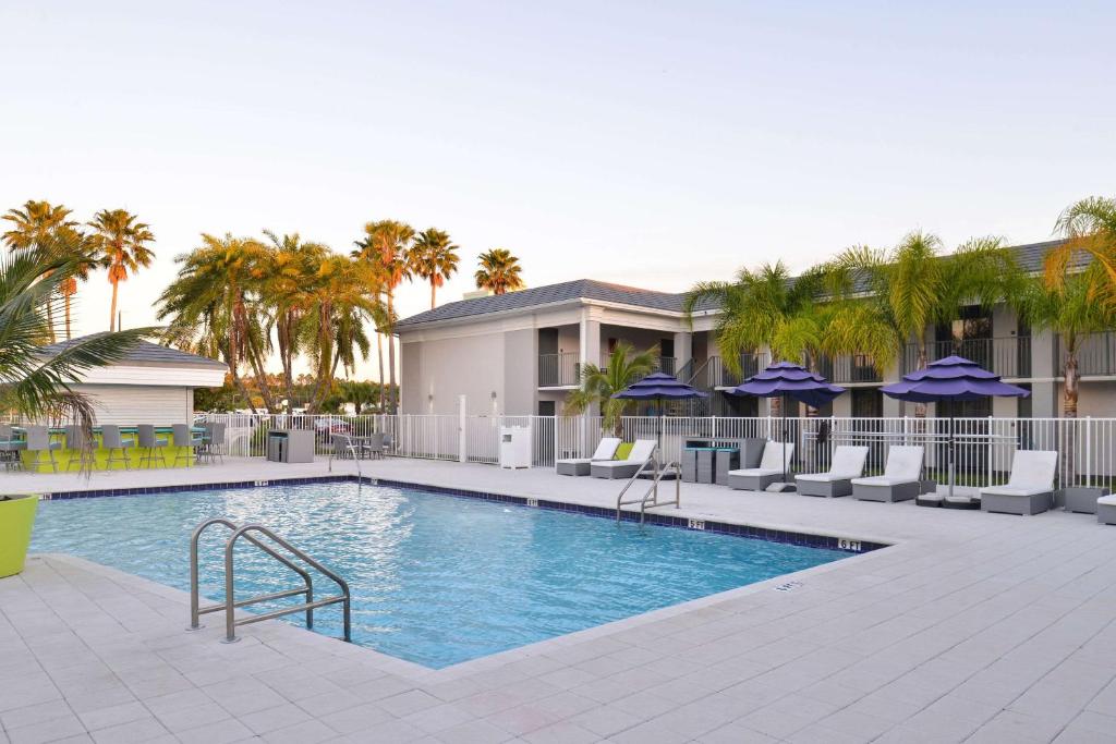 Clarion Inn & Suites Across From Universal Orlando Resort - image 4