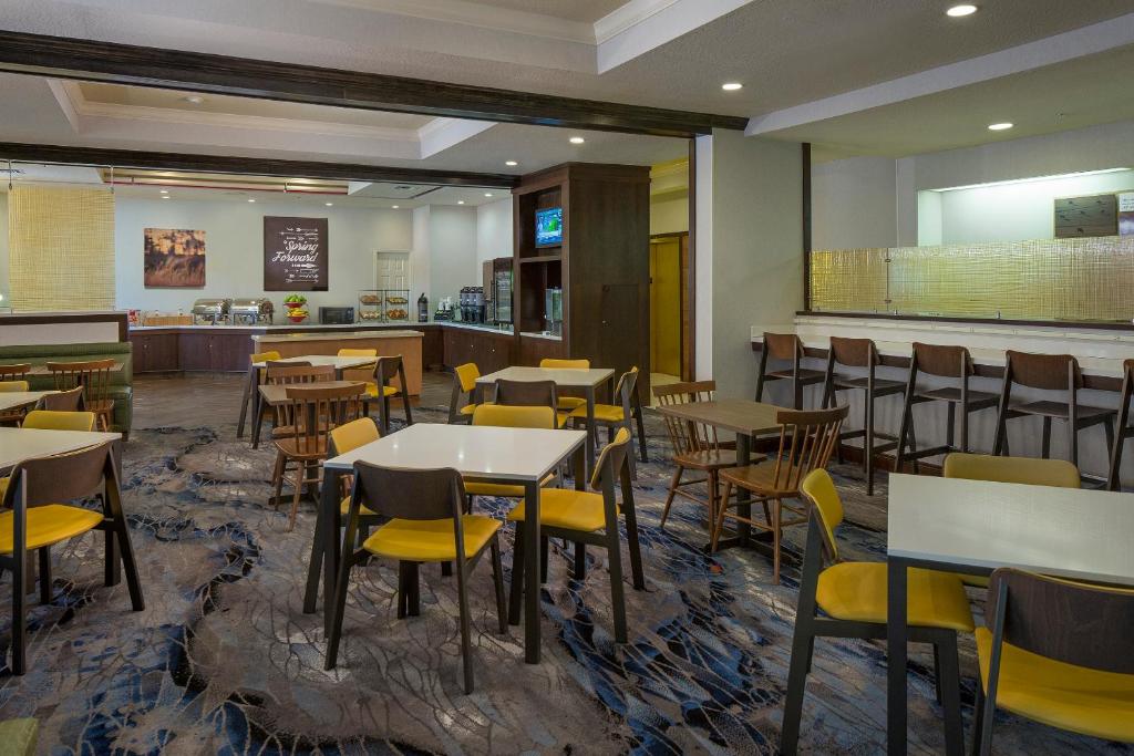 Fairfield Inn & Suites by Marriott Orlando Lake Buena Vista - image 2