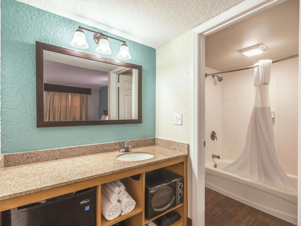 La Quinta Inn by Wyndham Cocoa Beach-Port Canaveral - image 3