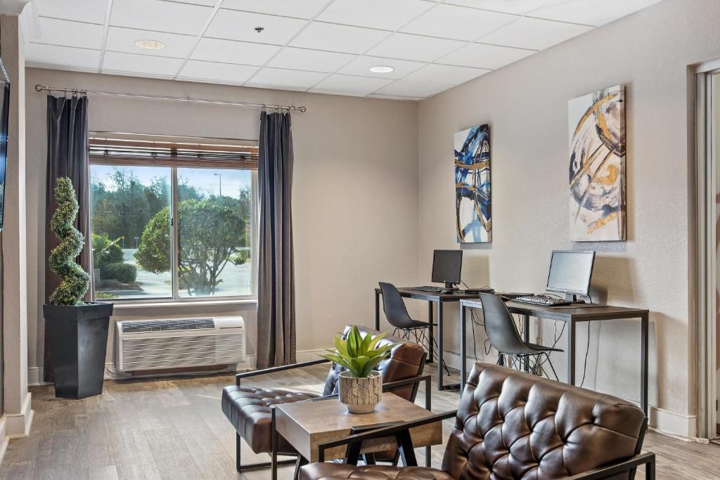 OYO Townhouse Orlando West - image 3
