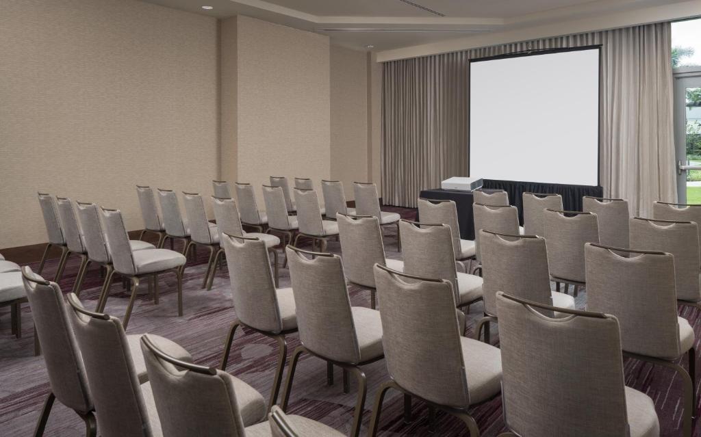 Courtyard by Marriott Miami Airport - image 3