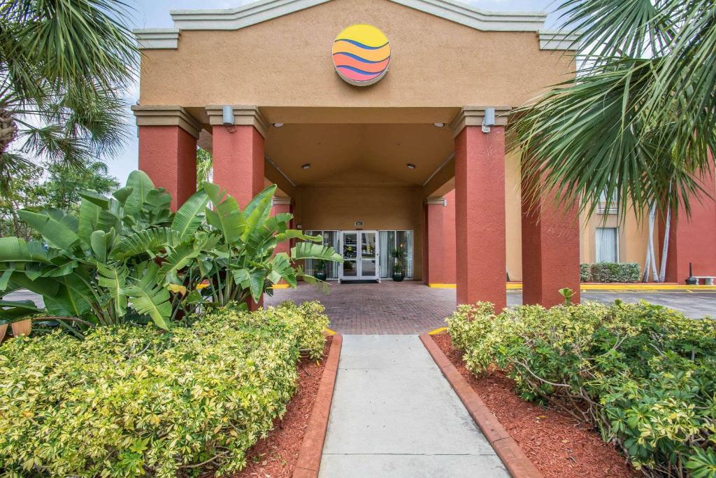 Comfort Inn & Suites Fort Lauderdale West Turnpike - main image