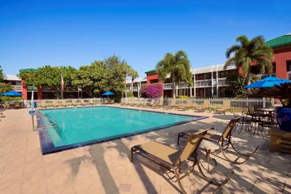 Ramada by Wyndham Naples - image 3