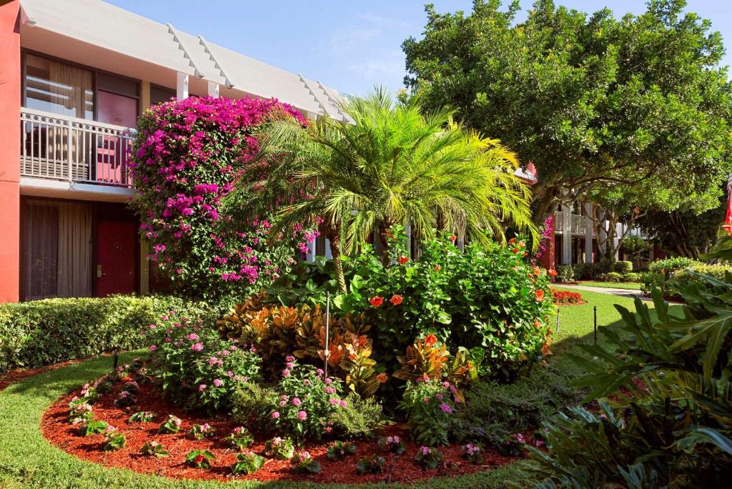 Ramada by Wyndham Naples - image 4