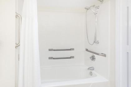Wyndham Garden Fort Walton Beach Destin - image 4