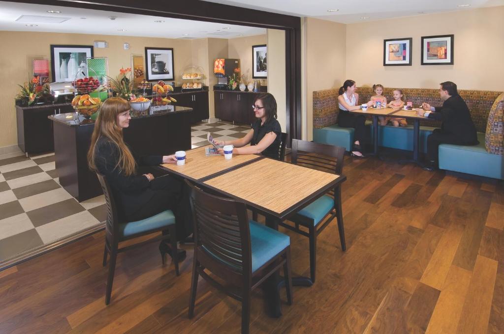 Hampton Inn and Suites Sarasota/Lakewood Ranch - image 3