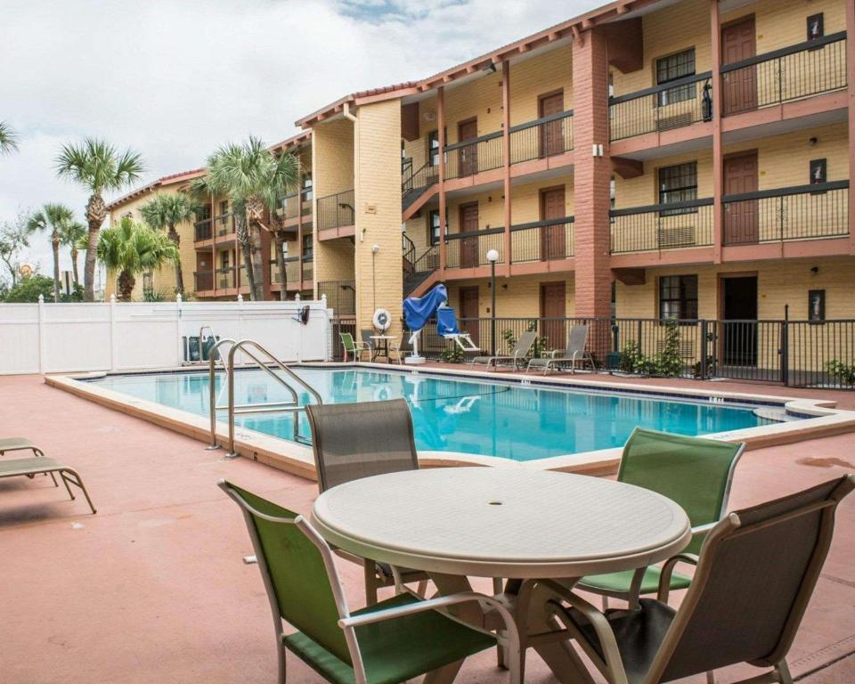 Rodeway Inn Tampa Ybor City - image 5