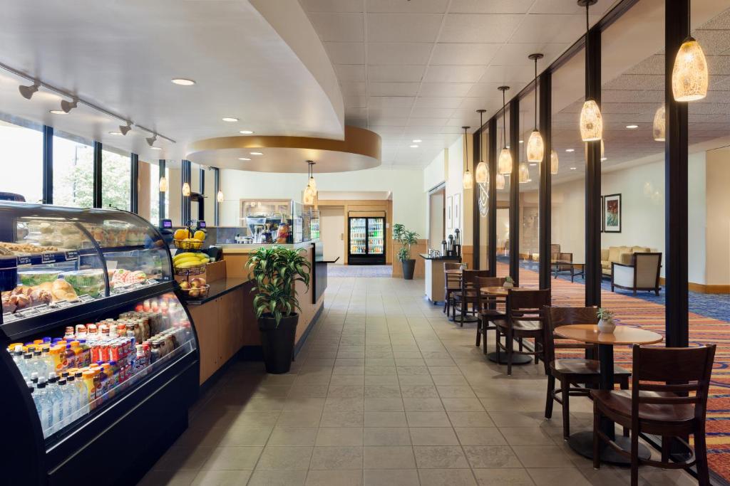 Marriott Orlando Airport Lakeside - image 3