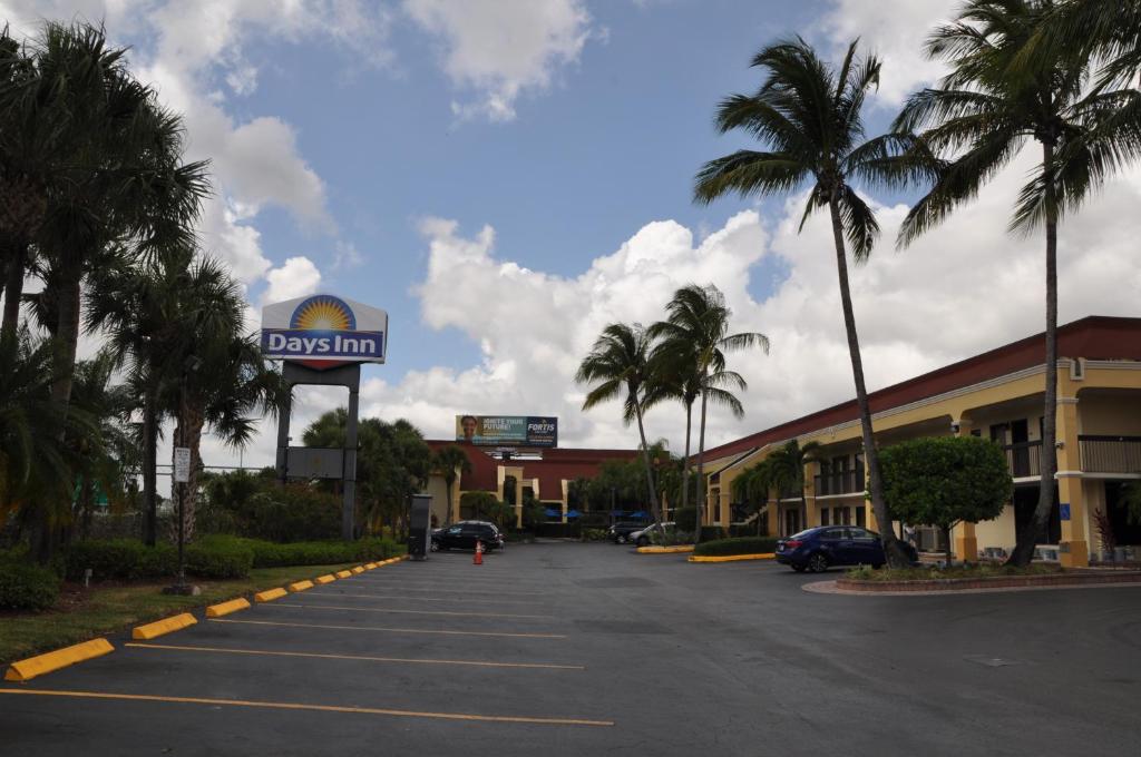 Days Inn by Wyndham Florida City - image 5