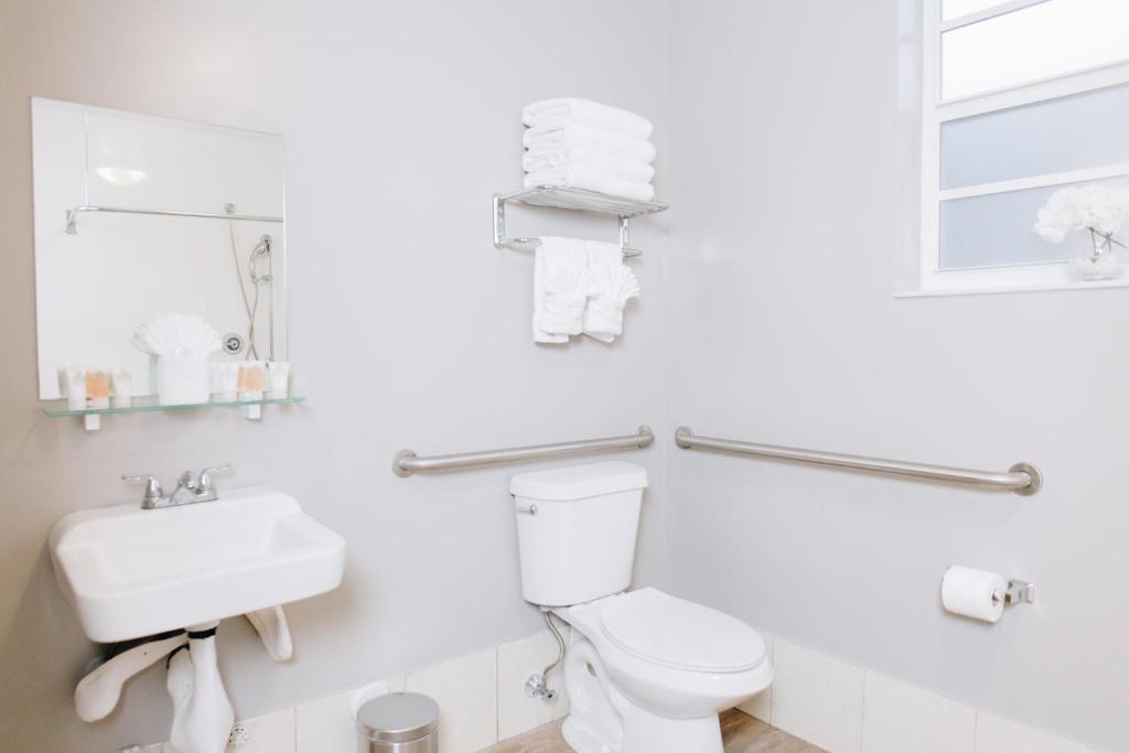 Ocean Reef Suites - image 5