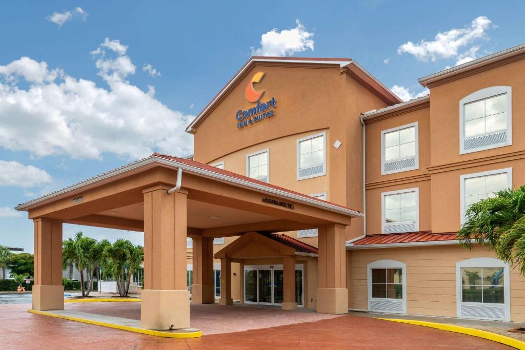 Comfort Inn & Suites Fort Myers Airport - main image