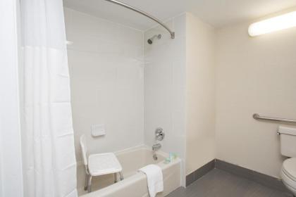 Days Inn & Suites by Wyndham Orlando Airport - image 4
