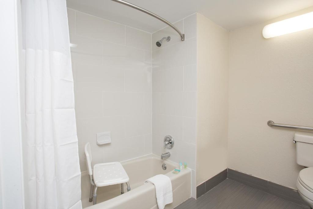 Days Inn & Suites by Wyndham Orlando Airport - image 4