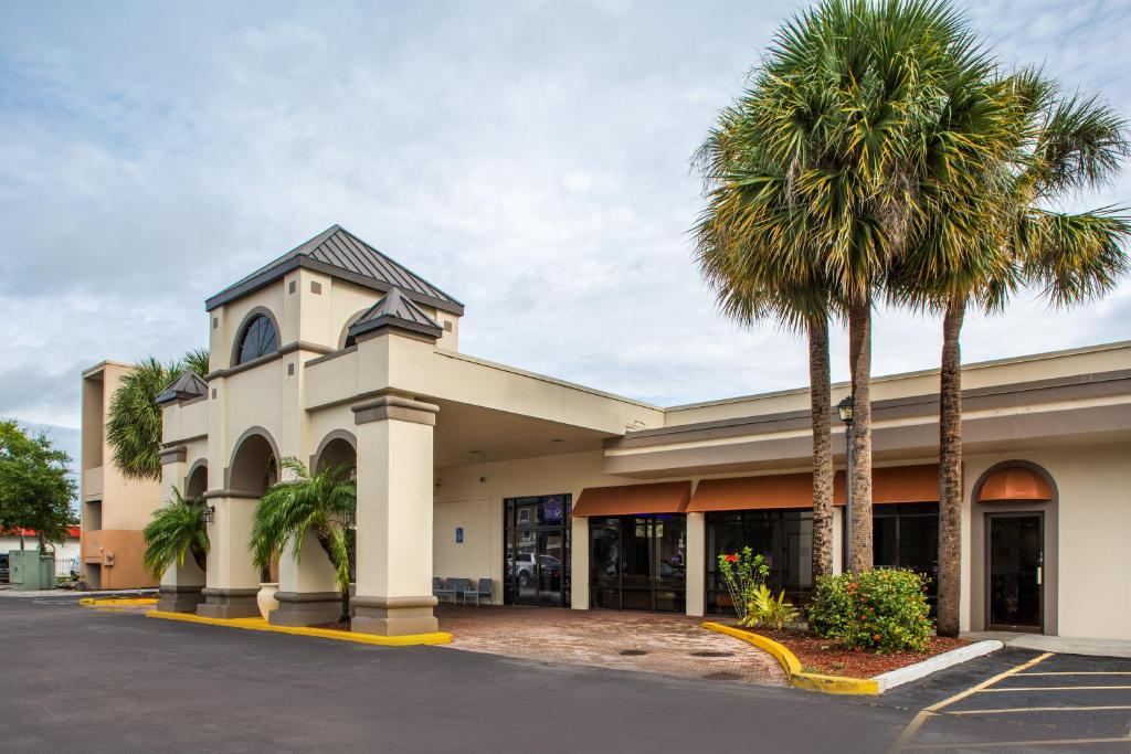Days Inn & Suites by Wyndham Orlando Airport - image 5