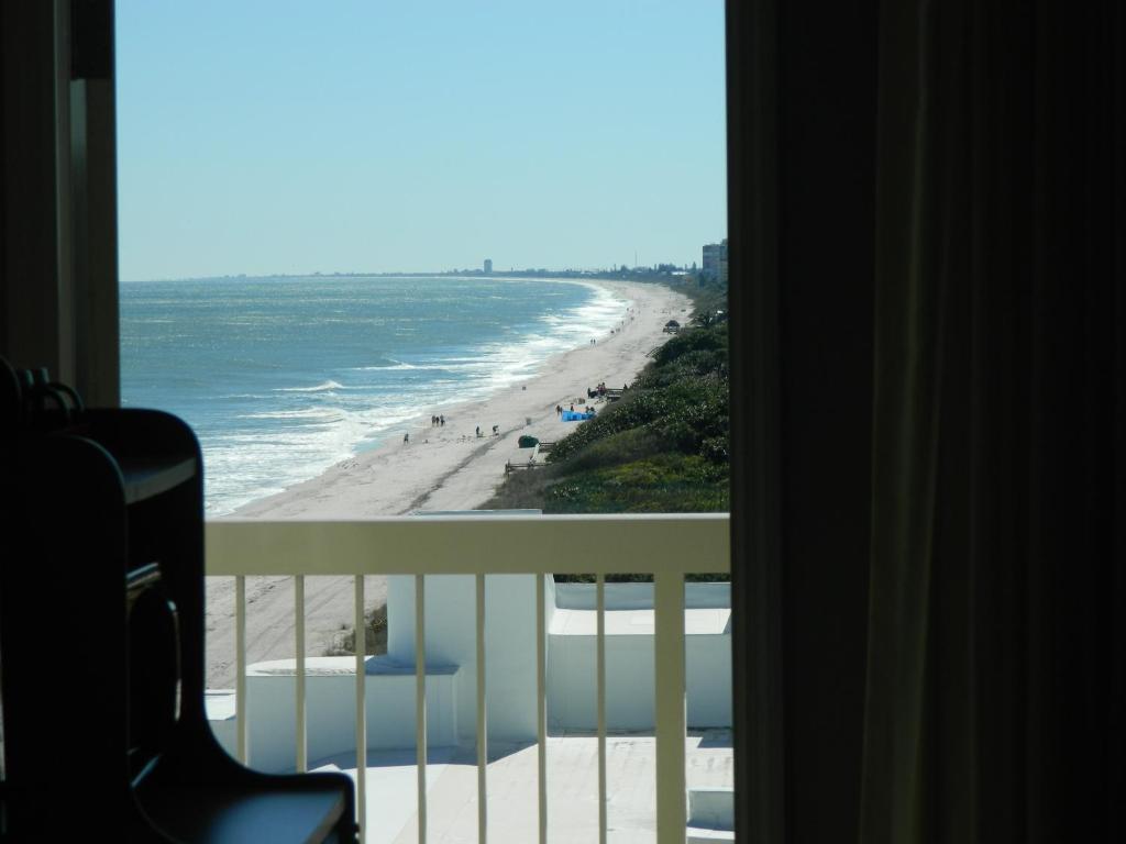 Crowne Plaza Melbourne-Oceanfront an IHG Hotel - image 3