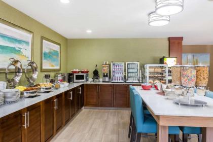 Hawthorn Suites by Wyndham Naples - image 4