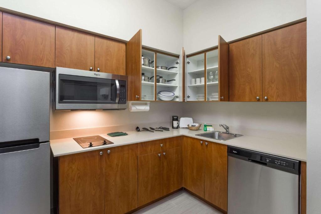 Hawthorn Suites by Wyndham Naples - image 5