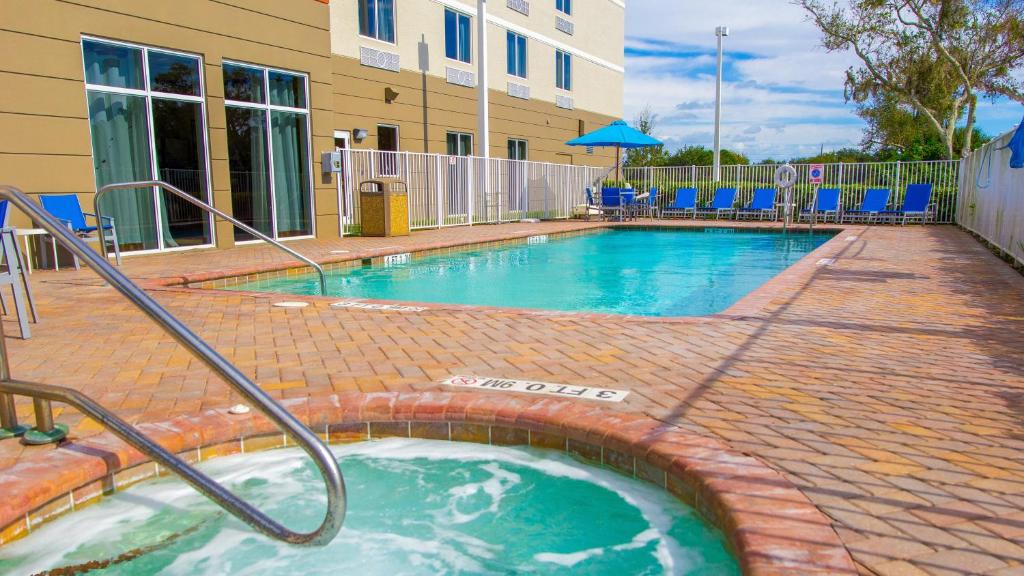 Holiday Inn Express Hotel & Suites Palm Bay an IHG Hotel - image 2