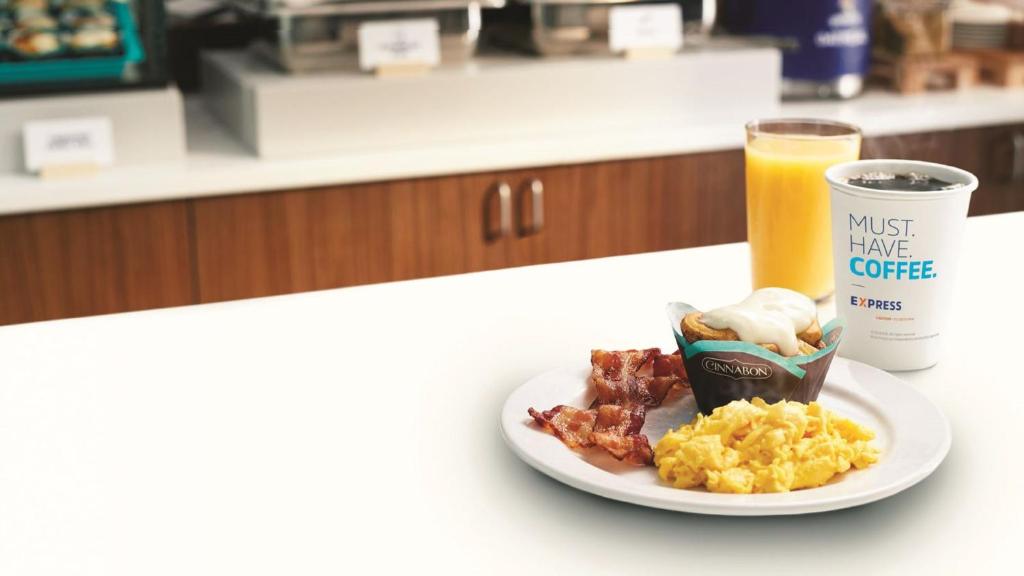 Holiday Inn Express Hotel & Suites Palm Bay an IHG Hotel - image 3