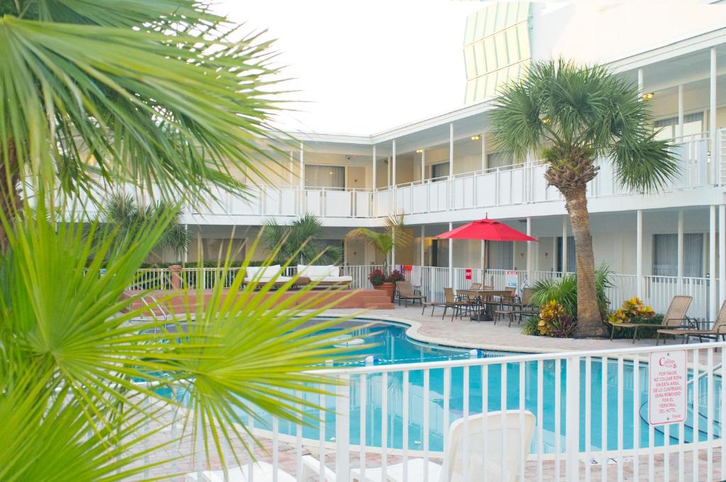 Collins Hotel - main image