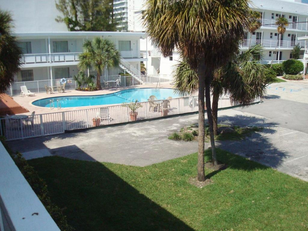 Collins Hotel - image 3