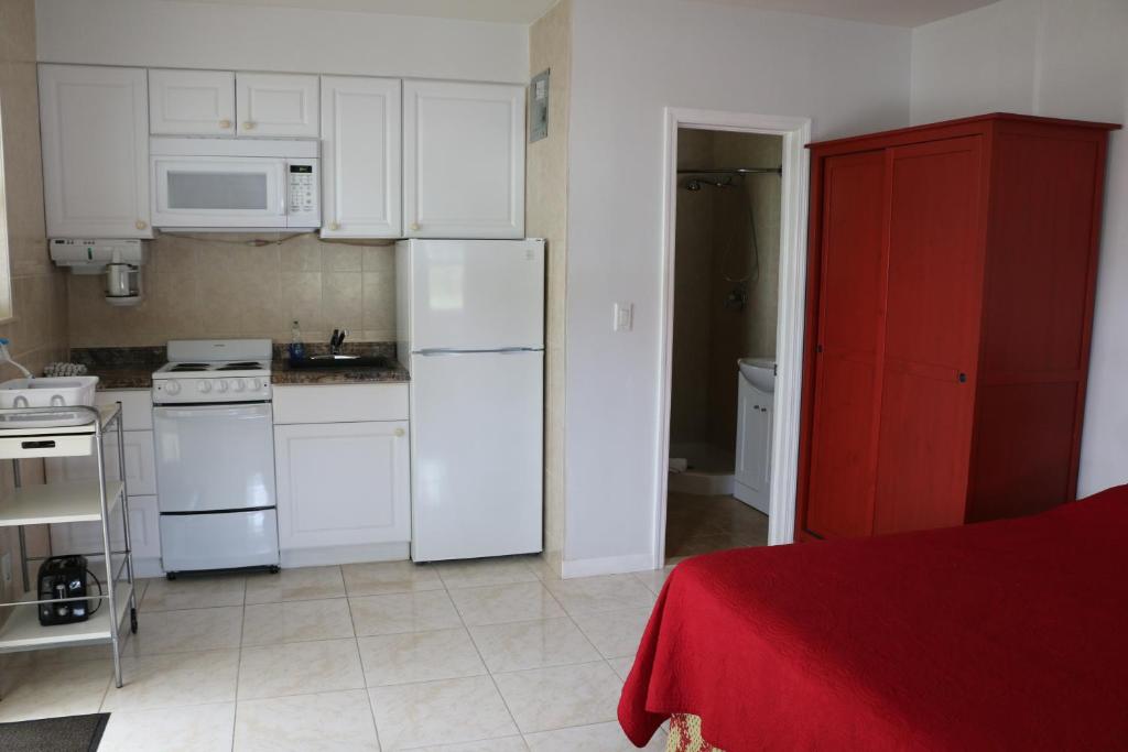 Breakaway Inn Guest House - image 3