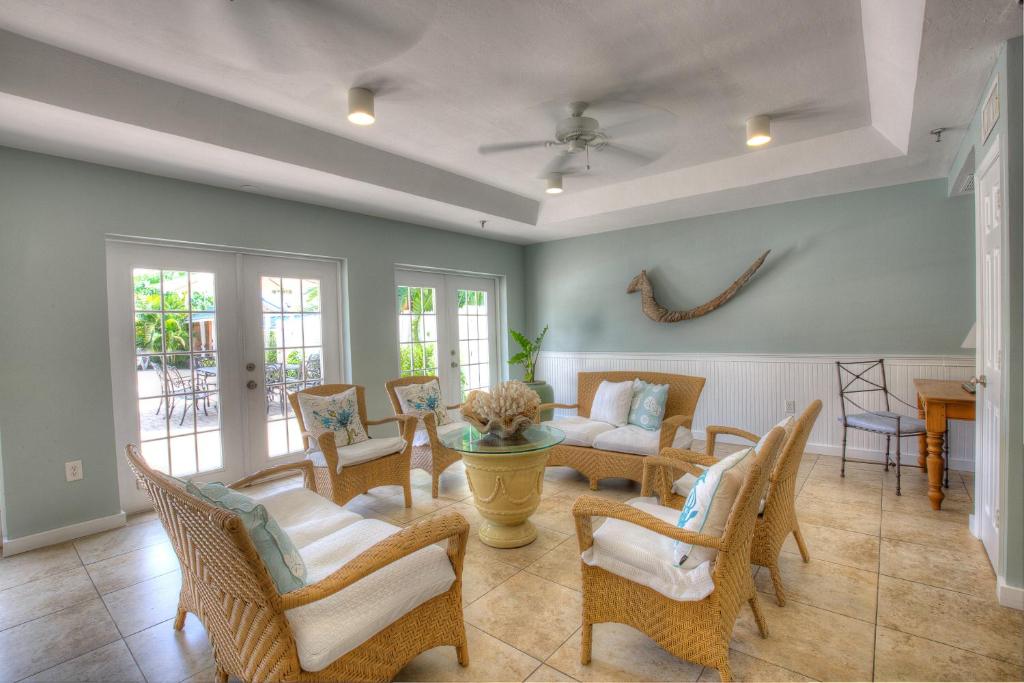 Naples Garden Inn - image 4