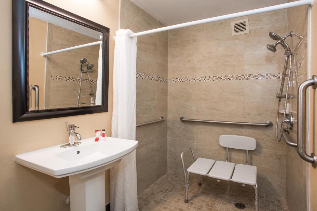 Days Inn by Wyndham Sarasota Bay - image 5