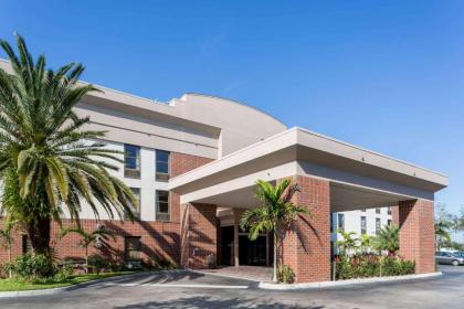 Days Inn & Suites by Wyndham Fort Myers Near JetBlue Park Florida