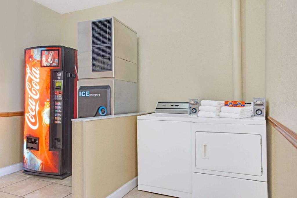 Super 8 by Wyndham Daytona Beach - image 3