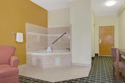 Super 8 by Wyndham Daytona Beach - image 4
