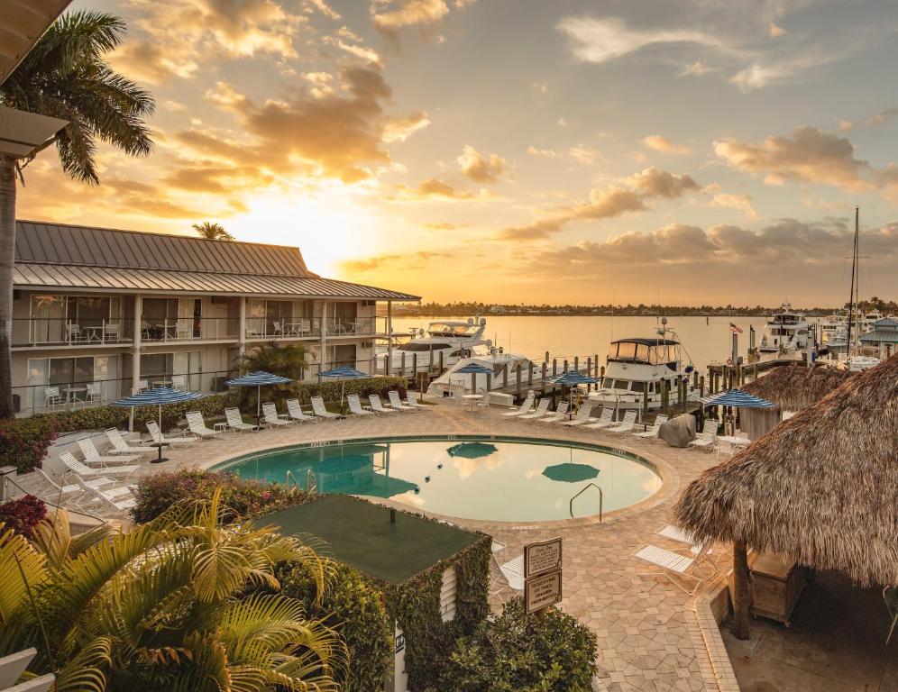 Cove Inn on Naples Bay - main image