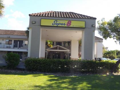 Super 8 by Wyndham Naples - image 2