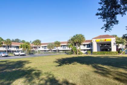 Super 8 by Wyndham Naples - image 3