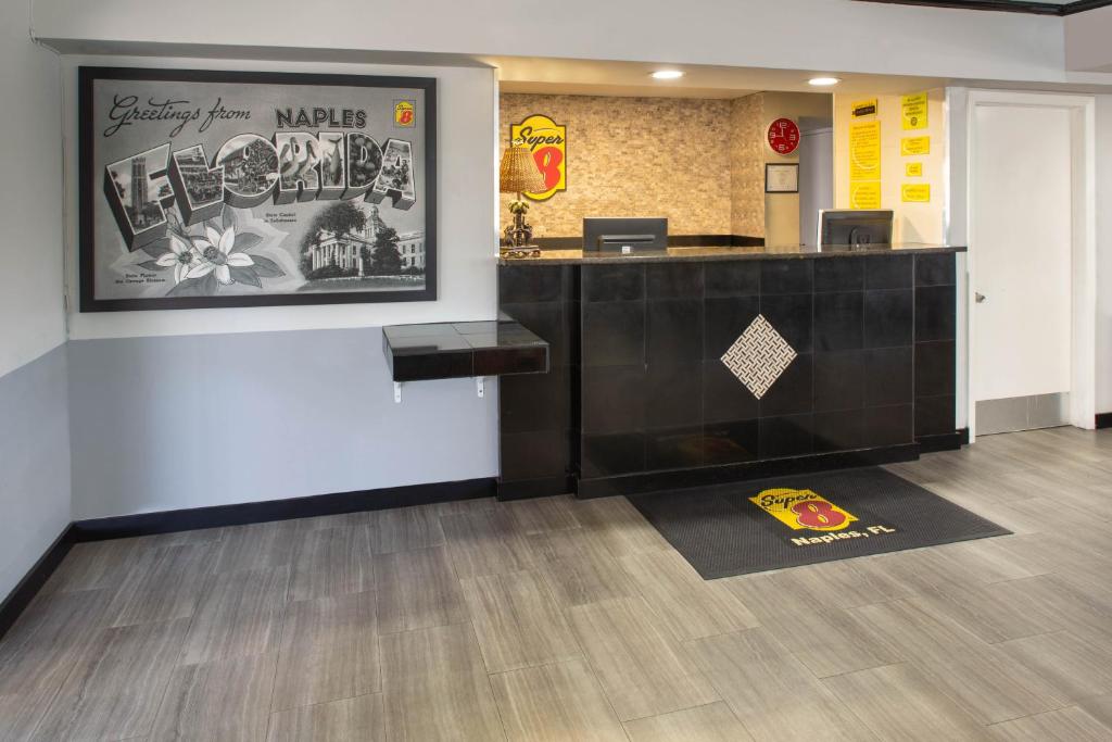 Super 8 by Wyndham Naples - image 5