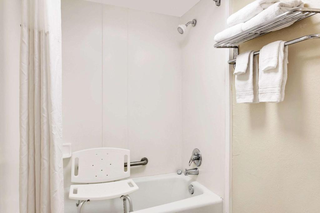 Days Inn by Wyndham Fort Walton Beach - image 5