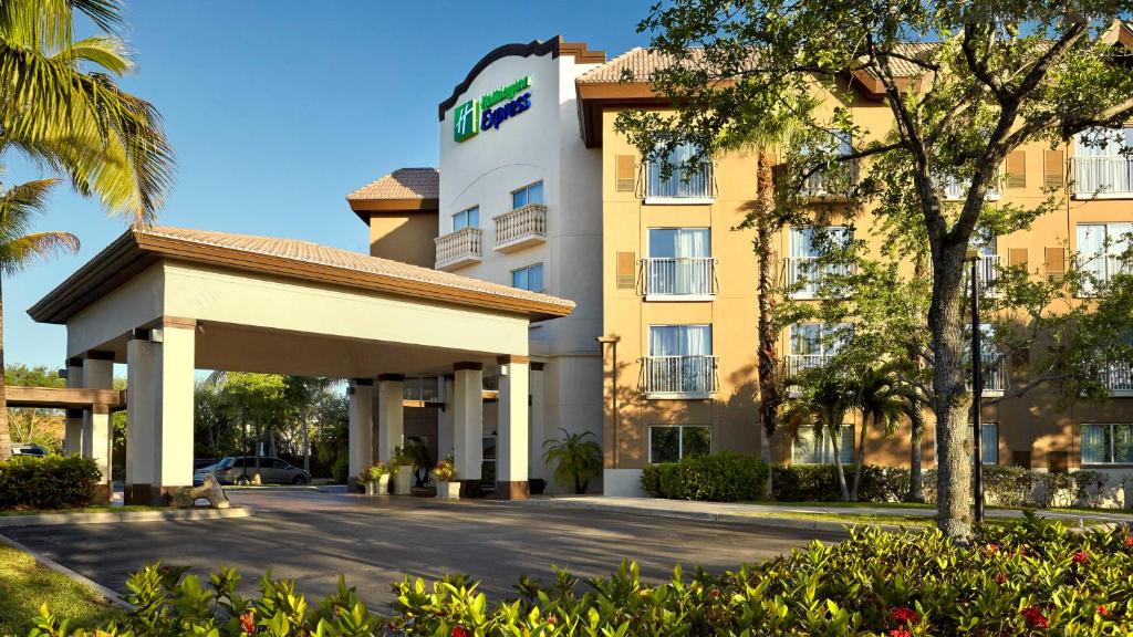 Holiday Inn Express Naples Downtown 5th Avenue an IHG Hotel - main image