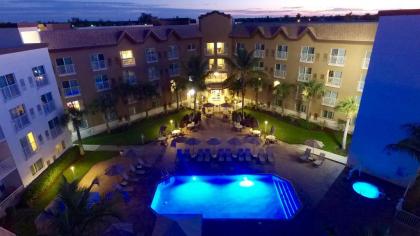 Holiday Inn Express Naples Downtown 5th Avenue an IHG Hotel - image 2