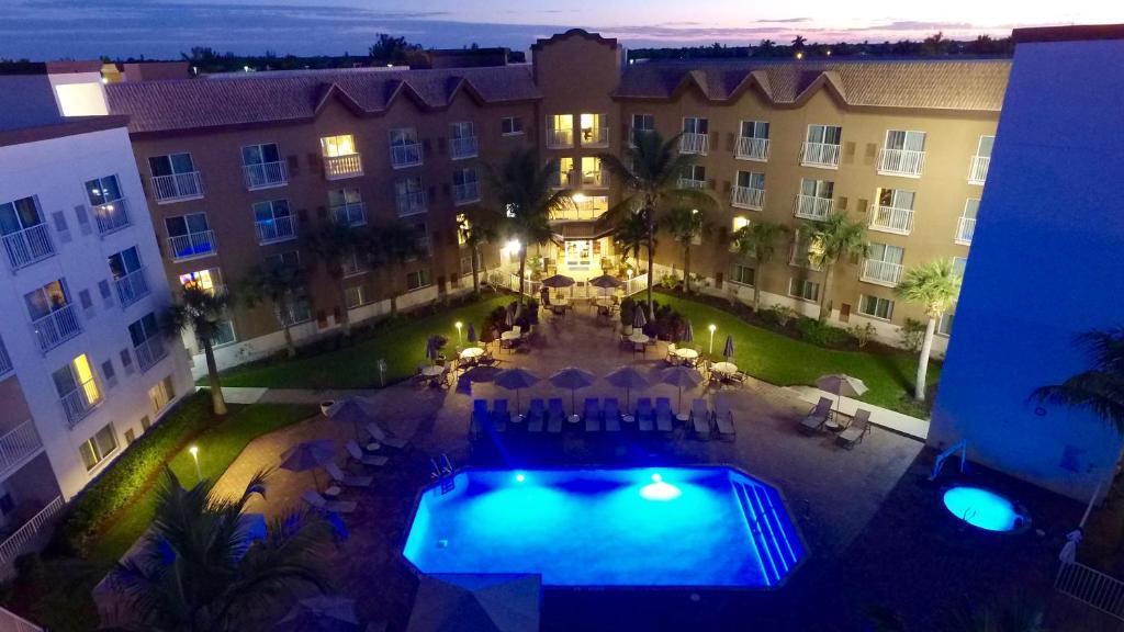 Holiday Inn Express Naples Downtown 5th Avenue an IHG Hotel - image 2