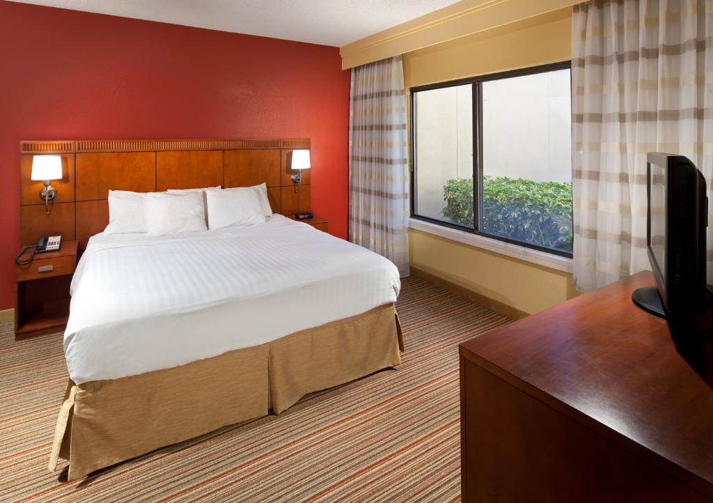 Courtyard by Marriott Orlando Airport - image 2